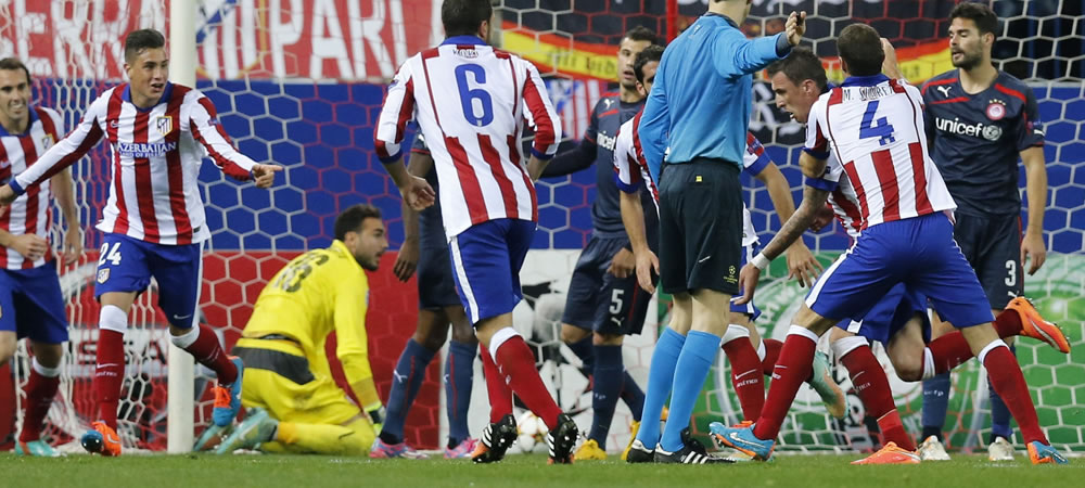 El delantero croata del Atlético de Madrid, Mario Mandzukic (3d), celebra uno de sus goles junto a Mario Suárez (2d. de espaldas), durante el encuentro de la fase de grupos, grupo A. Foto: EFE