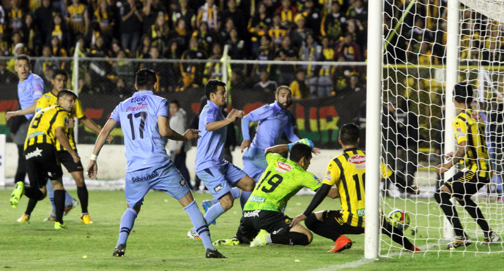 The Strongest y Bolívar en la disputa del segundo clásico paceño del Torneo Apertura 2014-2015. Foto: ABI