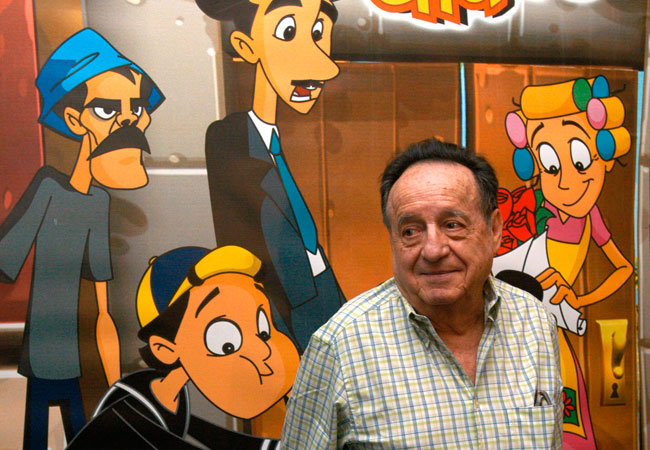 Roberto Gómez Bolaños "Chespirito" posando frente a un cartel de "El chavo. La serie animada", el año 2006. Foto: EFE