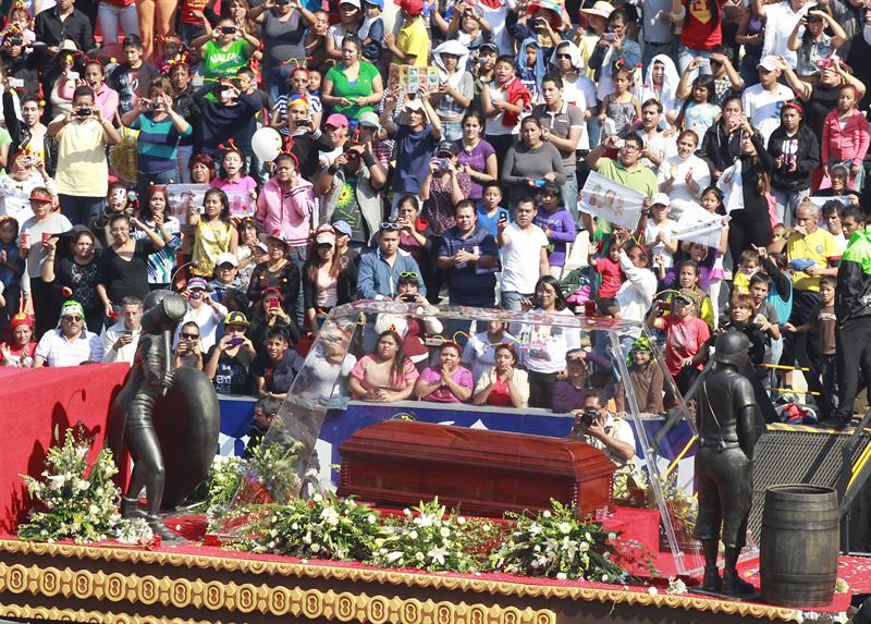 Vista de miles de personas recibiendo el féretro del comediante mexican Roberto Gómez Bolaños. Foto: EFE