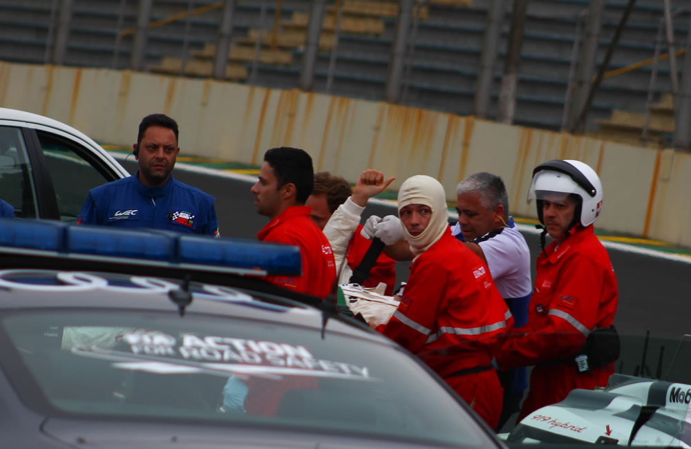 El piloto australiano Mark Webber mientras es retirado por un equipo de médicos después de un accidente en las 6 Horas de Sao Paulo. Foto: EFE