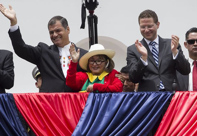 Presidente Rafael Correa, María Antonieta de la Nieves "La Chilindrina"  y  el alcalde de Quito Mauricio Rodas. Foto: EFE