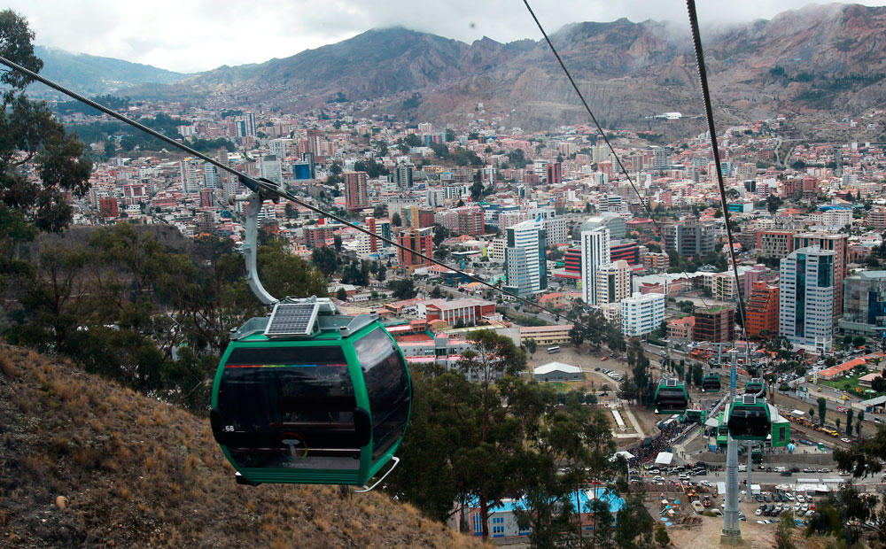 Descenso de Bellavista a la estación de Irpavi, en la Zona Sur de La Paz. Foto: EFE