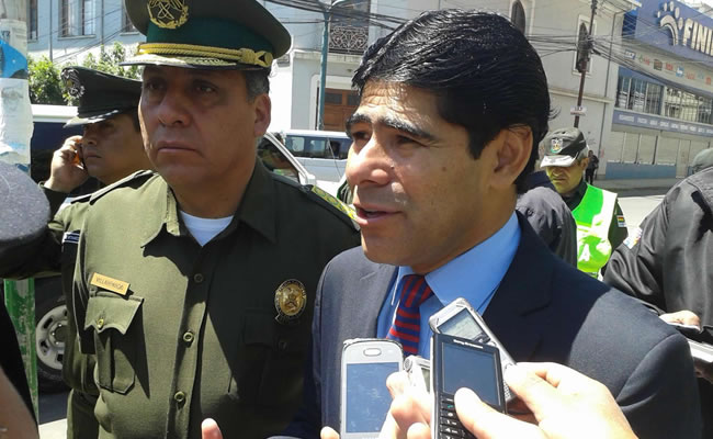 El ministro de Gobierno, Jorge Pérez, brinda declaraciones acompañado por el comandante de la Policía, Wlter Villarpand. Foto: ABI