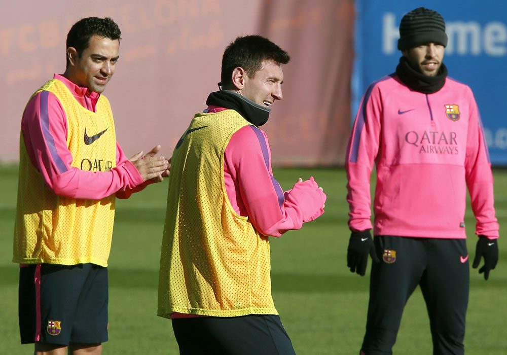 Los jugadores del FC Barcelona Xavi Hernández, Messi y Jordi Alba, durante el entrenamiento del equipo en Sant Joan Despí. Foto: EFE