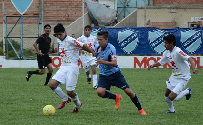Enfrentamiento entre Bolívar y Real Garcilaso por la Copa de Altura 2014. Foto: ABI
