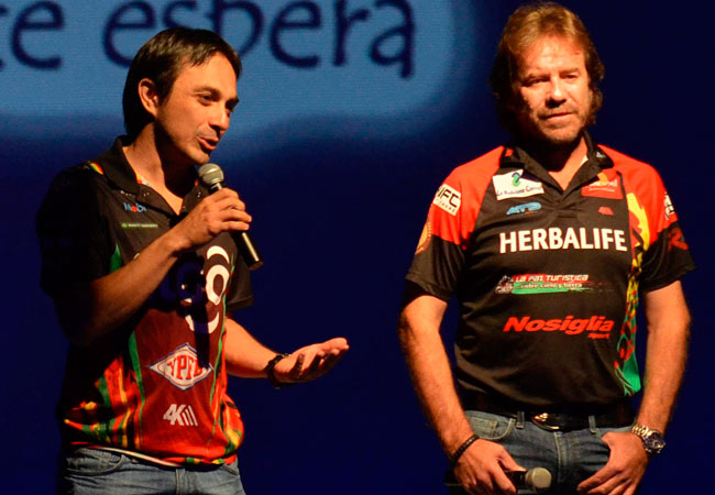 Los pilotos bolivianos Juan Carlos Salvatierra y Walter Nosiglia, que se preparan para competir en el Rally Dakar 2015. Foto: ABI