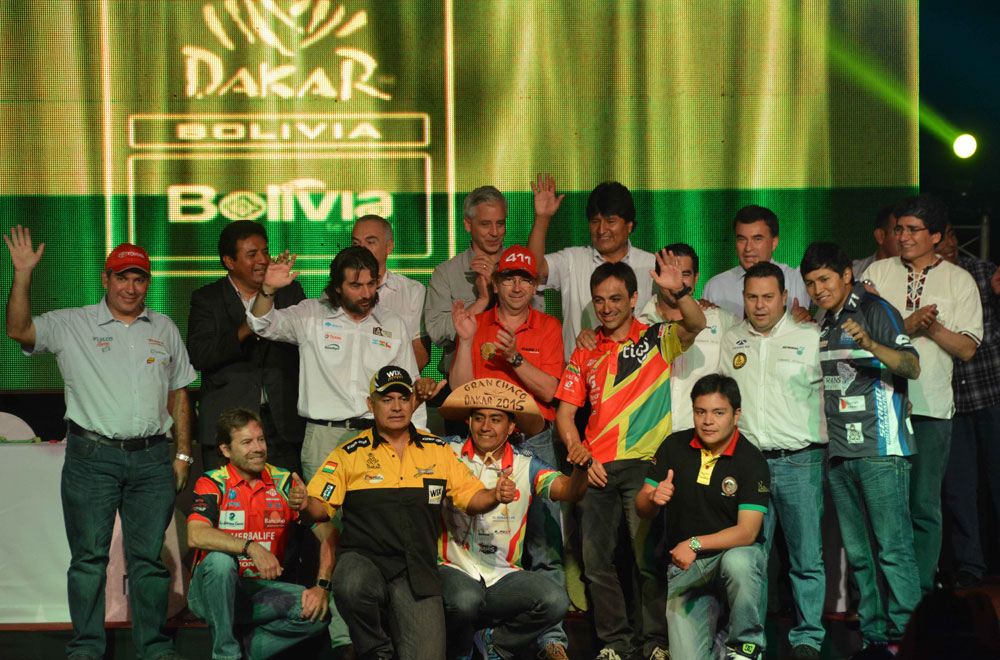 Los pilotos bolivianos que participarán en el Rally Dakar, junto al presidente Evo Morales, autoridades bolivianas y representantes de la ASO. Foto: ABI