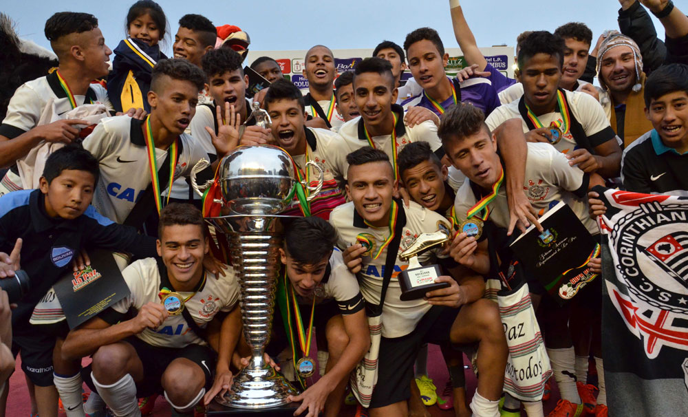 Jugadores del equipo sub-16 de Corinthians celebran la consecución del campeonato en la primera versión de la Copa de Altura, celebrada en la ciudad de La Paz. Foto: ABI