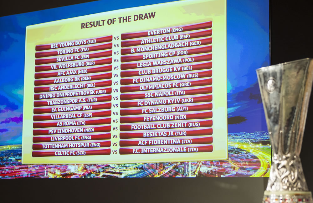 Una pantalla muestra los emparejamientos tras el sorteo de dieciseisavos de final de la Liga Europa. Foto: EFE