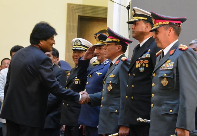 El presidente Evo Morales al nuevo Alto Mando Militar de las Fuerzas Armadas. Foto: ABI