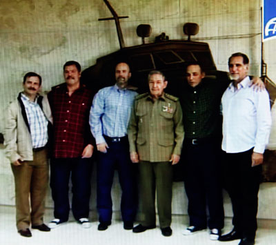 Imagen del canal Cubavisión, del recibimiento del presidente Raúl Castro (c), a los agentes cubanos Gerardo Hernández (c-i), Antonio Guerrero (2-i) y Ramón Labaniño (c-d), liberados por EEUU. Foto: EFE