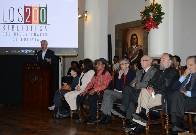 Presentación de los 200 libros de la Biblioteca del Bicentenario. Foto: ABI