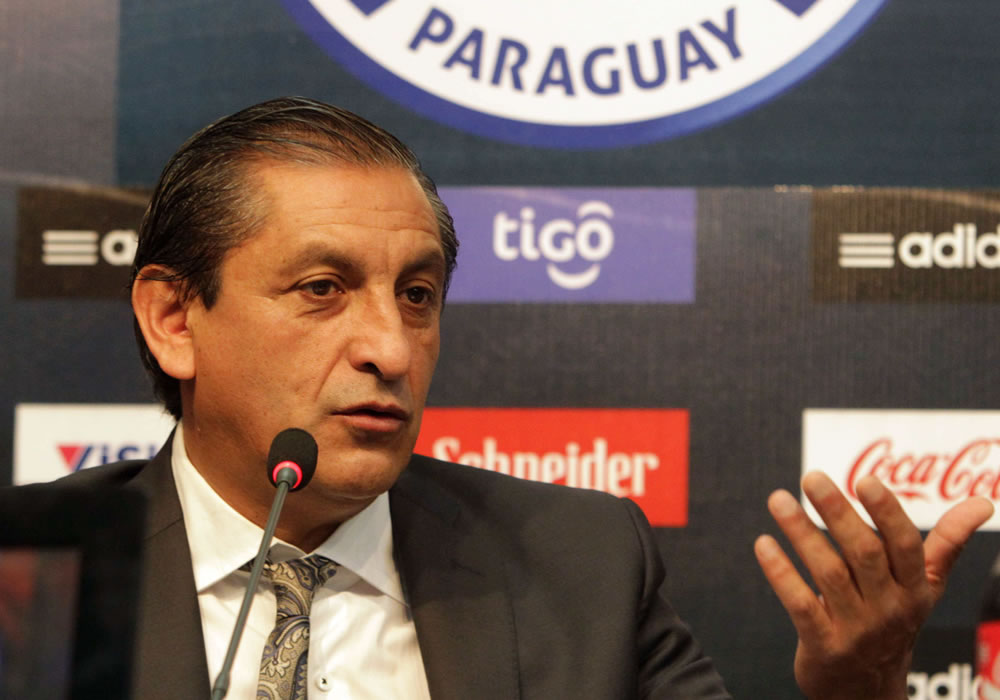 El nuevo DT de la selección paraguaya de fútbol, el argentino Ramón Díaz, habla durante una rueda de prensa. Foto: EFE