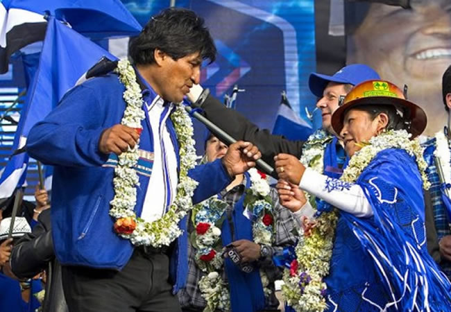 Presidente Evo Morales celebrando triunfo electoral. Foto: EFE