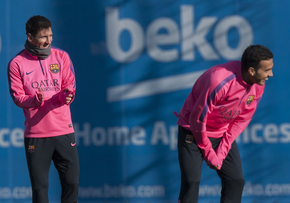 El delantero argentino del FC Barcelona, Leo Messi (i), y su compañero de equipo Pedro Rodríguez (d) durante el entrenamiento que realizó la plantilla blaugrana en la Ciudad Deportiva Joan Gamper. Foto: EFE