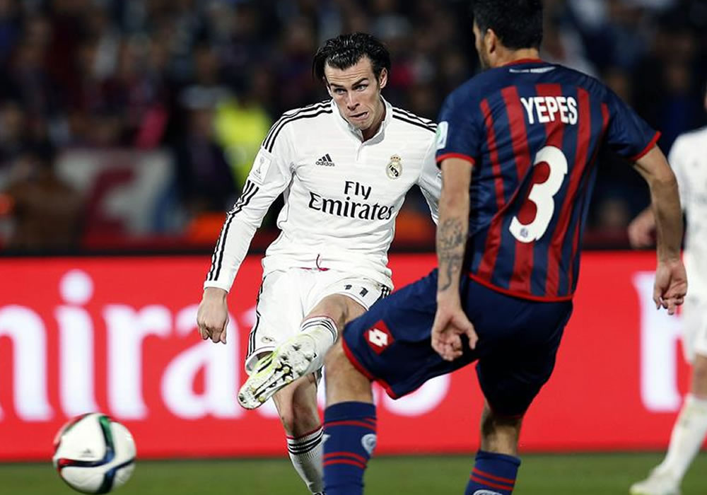 El jugador galés Real Madrid Gareth Bale (i) chuta para marcar el segundo gol ante San Lorenzo, durante la final del Mundial de Clubes. Foto: EFE