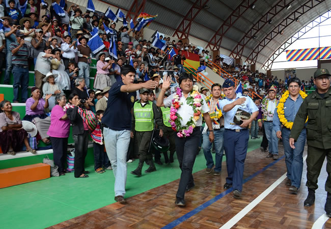 Presidente Morales entrega moderno coliseo y titulos ejecutoriales de tierra al municipio de Torotoro Potosi. Foto: ABI