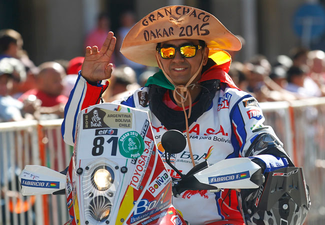 El piloto boliviano Fabricio Fuentes durante la presentación del Rally Dakar 2015 en Buenos Aires, Argentina. Foto: EFE