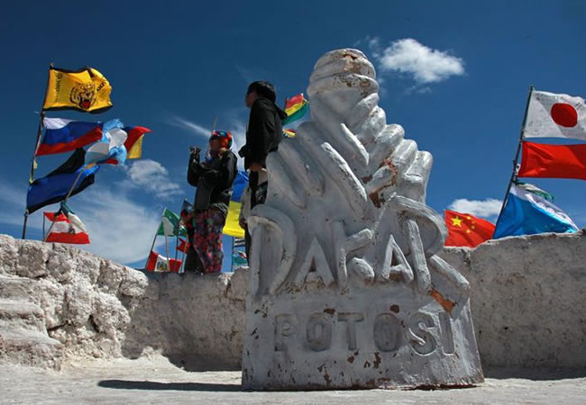 Escultura de sal alusiva al rally Dakar en el salar de Uyuni. Foto: EFE
