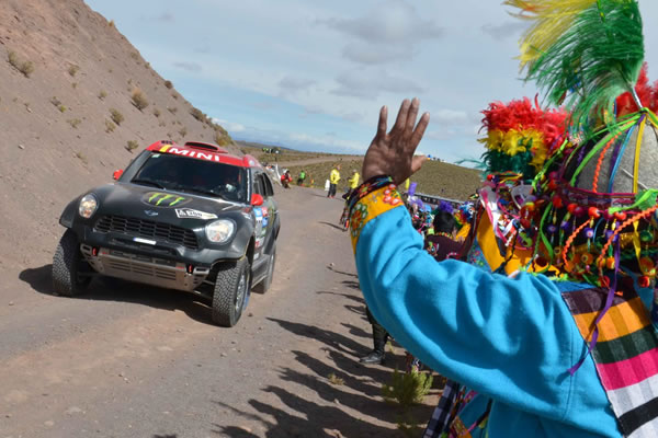 Danzas bolivianas reciben a los pilotos del Dakar en Uyuni. Foto: ABI