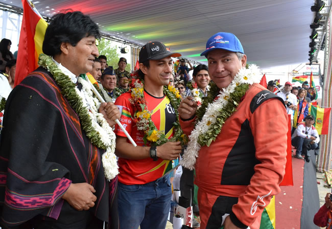 Presidente Evo Morales con los competidores de la Rally Dakar 2015. Foto: ABI