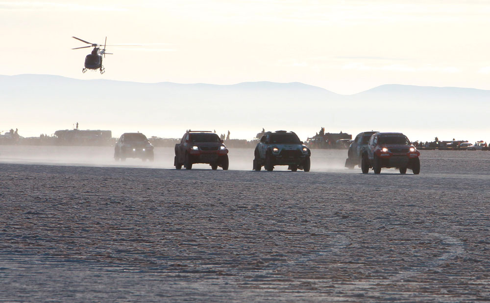 Participantes pasan por el Salar de Uyuni en la octava etapa del rally Dakar 2015 entre Uyuni, Bolivia e Iquique. Foto: EFE