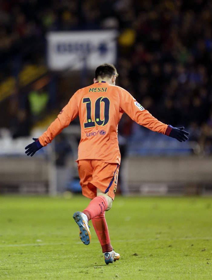 El delantero argentino del FC Barcelona Lionel Andrés Messi celebra su tercer gol ante el Deportivo. Foto: EFE