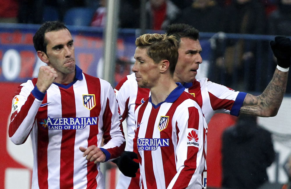 Los jugadores del Atlético de Madrid Fernando Torres, y el uruguayo Diego Godín celebran. Foto: EFE