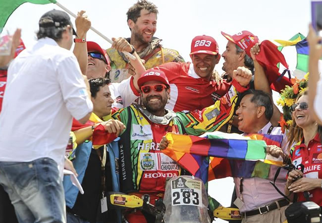 El piloto boliviano de Honda, Walter Nosiglia, festeja tras la última etapa en el Rally Dakar 2015. Foto: EFE