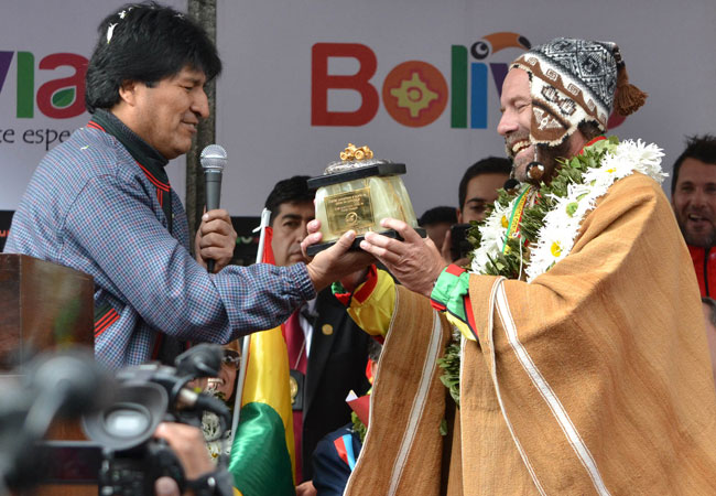 El presidente Evo Morales reconoce el esfuerzo del piloto boliviano, Walter Nosiglia, en acto realizado en la Plaza Murillo de la ciudad de La Paz. Foto: ABI