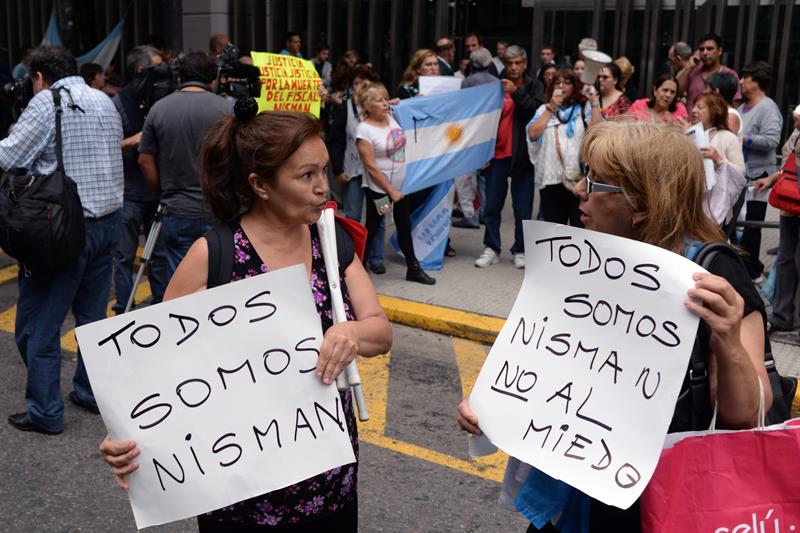 Manifestantes opositores participan en una protesta por la muerte del fiscal Alberto Nisman. Foto: EFE