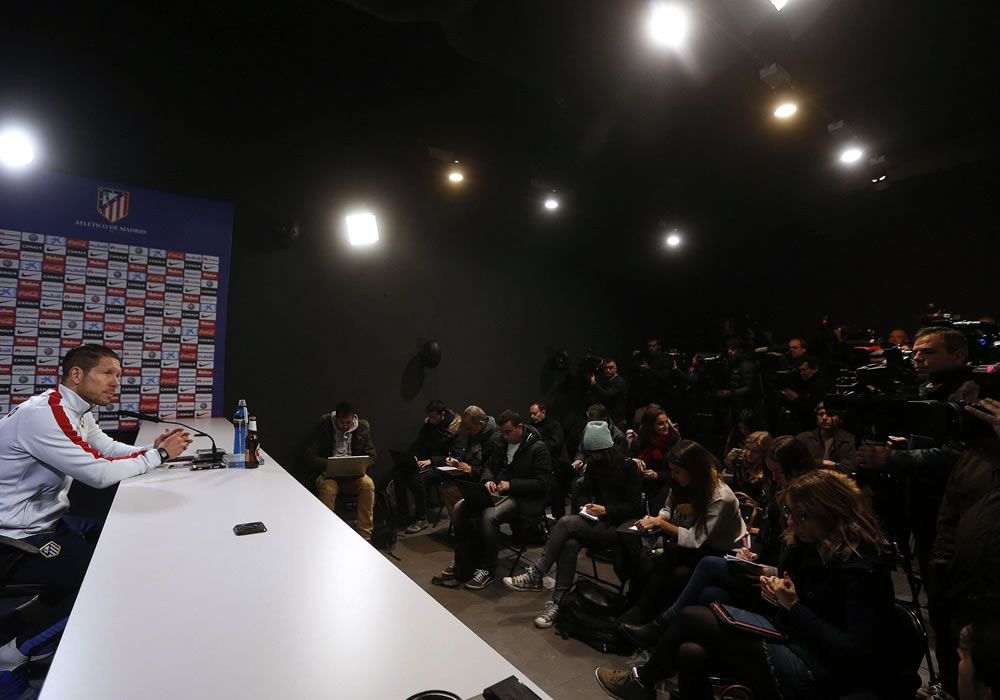 El DT argentino del Atlético de Madrid, Diego Pablo Simeone, durante la rueda de prensa que ofreció tras el entrenamiento que la plantilla rojiblanca. Foto: EFE