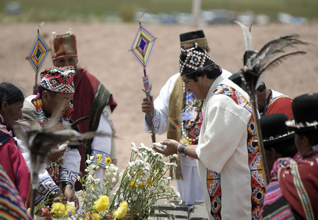 Ceremonia ancestral en Tiahuanaco. Foto: ABI