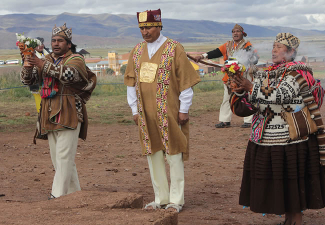 El presidente Evo Morales, en el marco del tercer ritual ancestral de su investidura en la pirámide de Akapana junto a un grupo de amautas. Foto: ABI