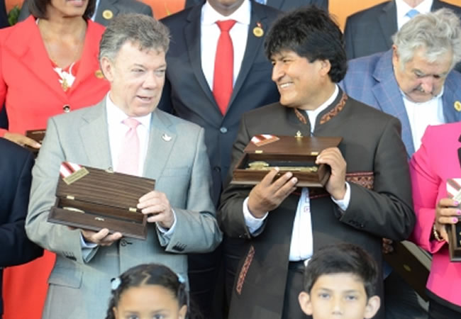 Los presidentes de Colombia, Juan Manuel Santos y de Bolivia, Evo Morales, durante la foto oficial de la III Cumbre de la CELAC. Foto: ABI
