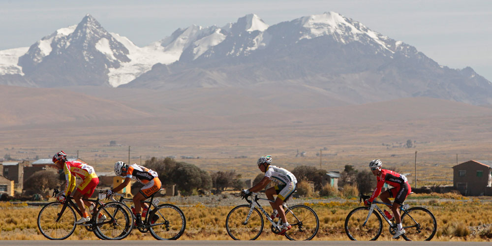 Imagen de archivo de la competencia ciclística 'Vuelta a Bolivia', en su paso por una región altiplánica. Foto: EFE