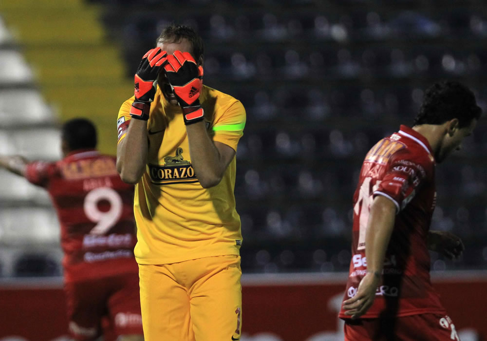 El portero de Alianza Lima George Patrick Forsyth se lamenta después de recibir un gol de Huracán. Foto: EFE