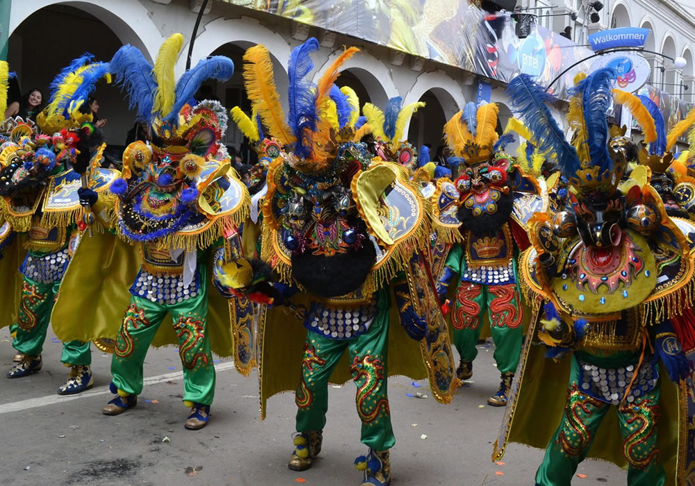 Fotografía cedida por ABI, que muestra el Carnaval de Oruro, el más famoso de Bolivia y que tiene rango de patrimonio cultural inmaterial de la humanidad. Foto: EFE