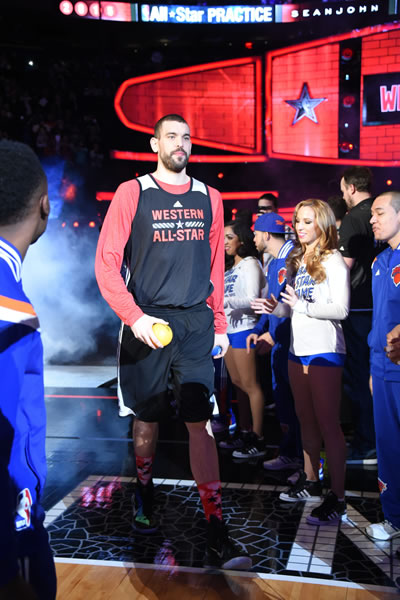 Foto de la NBA que muestra al jugador de la Conferencia Oeste Marc Gasol (c), de Grizzlies, durante un entrenamiento previo al Partido de las Estrellas. Foto: EFE