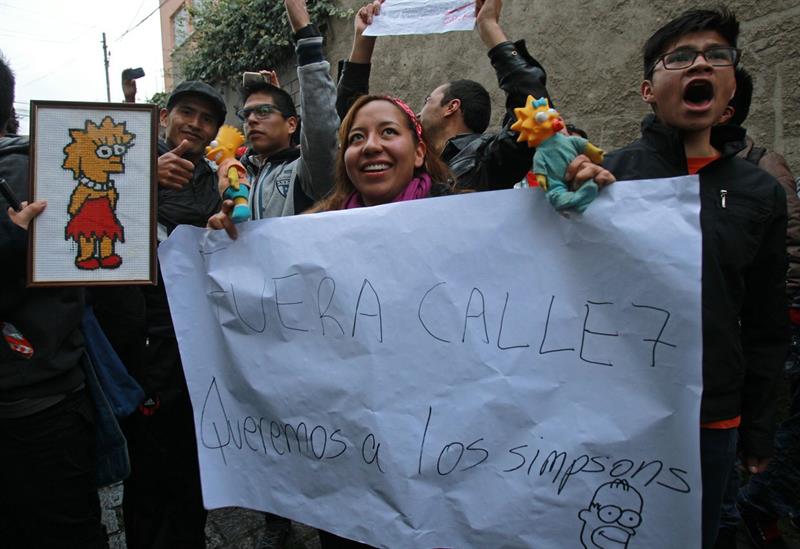 Jóvenes bolivianos participan en una manifestación para pedir el regreso de las emisiones de la serie televisiva Los Simpson. Foto: EFE