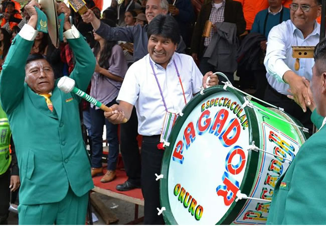 Presidente Evo Morales vive el carnaval. Foto: EFE