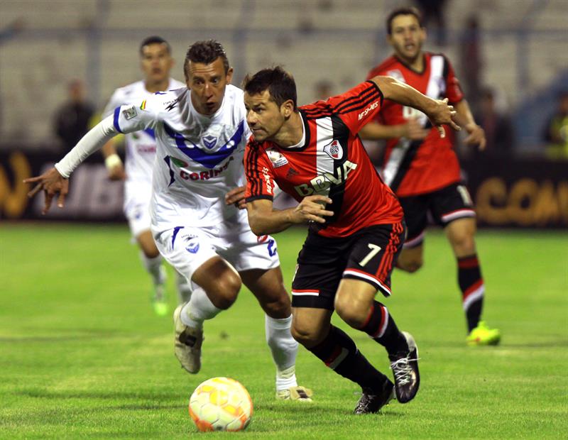 El jugador de San Jose de Bolivia Arnaldo Vera disputa el balón con Rodrigo Mora River Plate. Foto: EFE