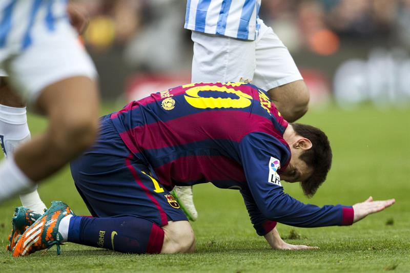 El delantero argentino Lionel Messi se lamenta tras una ocasión fallida durante el partido frente al Málaga. Foto: EFE
