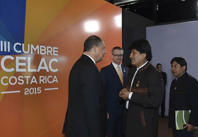Presidente de Costa Rica, Luis Guillermo Solis junto a su homólogo Evo Morales. Foto: ABI