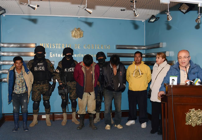 Ministro de Gobierno, Hugo Moldíz junto al fiscal de Materia, presentaron la noche de este sábado a la banda de secuestradores en el caso Emma Belen en la población de Rurrenabaque. Foto: ABI
