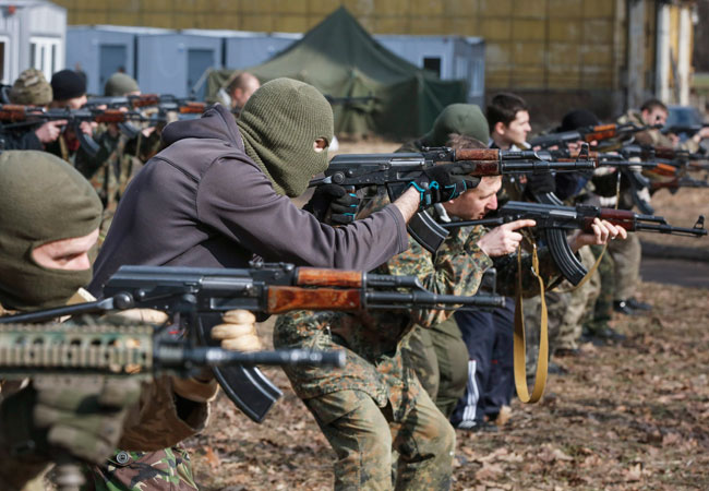 Ucranianos reciben entrenamiento militar en una región de Kiev, Ucrania. Foto: EFE