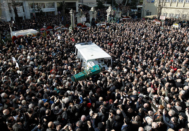 Centenares de personas asisten al entierro del escritor turco Yasar Kemal en el céntrico cementerio de Zincirlikuyu en Estambul (Turquía). Foto: EFE