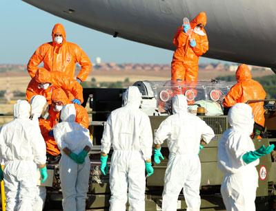 Operativo de seguridad para trasladar a un paciente con ébola. Foto: EFE