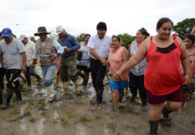 Presidente Evo Morales junto a los damnificados por las lluvias  e inundaciones que azotan el país. Foto: ABI